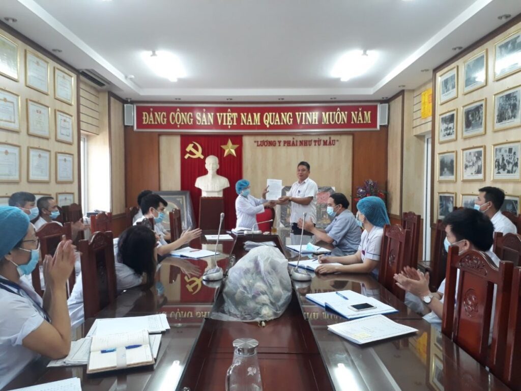 Ngày 11/05/2021 Giám đốc Trương Thị Thu Hồng đọc và trao quyết định bổ nhiệm Trưởng, phó khoa phòng cho các đồng chí: