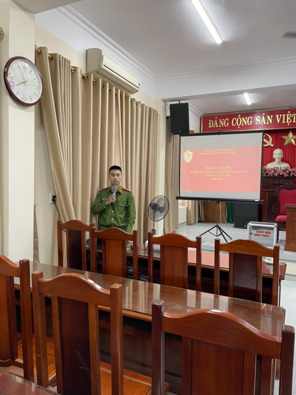 NGÀY 24/11/2022 Bệnh viện phối hợp với Phòng Cảnh sát PCCC công an tỉnh tổ chức lớp “HUẤN LUYỆN NGHIỆP VỤ PHÒNG CHÁY CHỮA CHÁY” cho cán bộ, y bác sỹ .