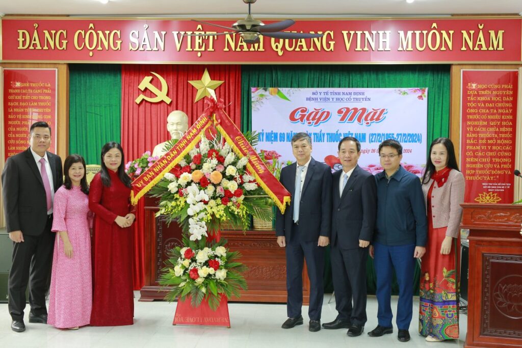 Nhân dịp kỷ niệm 69 năm Ngày Thầy thuốc Việt Nam (27/2/1955 – 27/2/2024), đồng chí Trần Lê Đoài – TUV, Phó chủ tịch tỉnh, đồng chí Trần Trung Kiên – Giám đốc Sở y tế đã đến chúc mừng cán bộ, viên chức, y, bác sĩ tại Bệnh viện Y học cổ truyền tỉnh Nam Định.