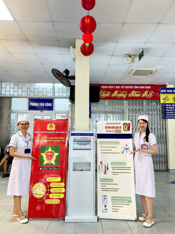 Tổ chức thực hiện tích hợp Sổ sức khoẻ điện tử trên VNeID tại Bệnh viện Y học cổ truyền tỉnh Nam Định.