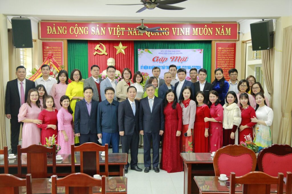 Nhân dịp kỷ niệm 69 năm Ngày Thầy thuốc Việt Nam (27/2/1955 – 27/2/2024), đồng chí Trần Lê Đoài – TUV, Phó chủ tịch tỉnh, đồng chí Trần Trung Kiên – Giám đốc Sở y tế đã đến chúc mừng cán bộ, viên chức, y, bác sĩ tại Bệnh viện Y học cổ truyền tỉnh Nam Định.