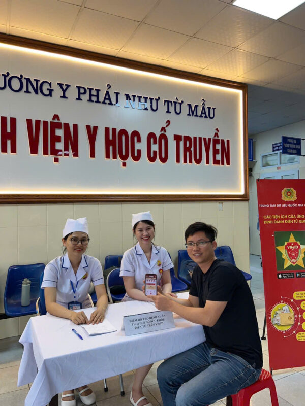 Tổ chức thực hiện tích hợp Sổ sức khoẻ điện tử trên VNeID tại Bệnh viện Y học cổ truyền tỉnh Nam Định.