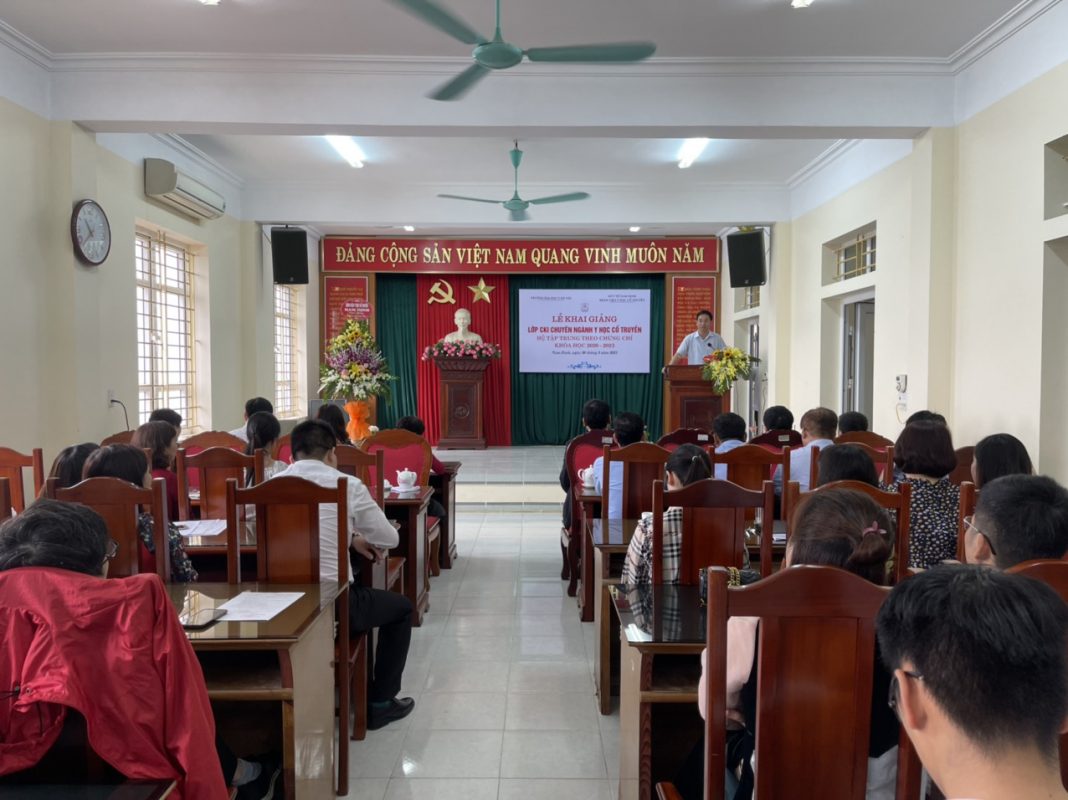 Đồng chí Trần Trung Kiên - Phó giám đốc Sở phát biểu tại buổi lễ.