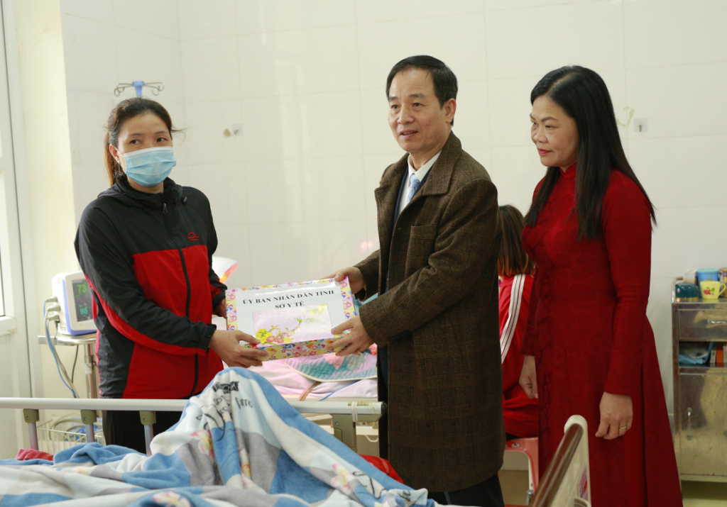 Nhân dịp kỷ niệm 69 năm Ngày Thầy thuốc Việt Nam (27/2/1955 – 27/2/2024), đồng chí Trần Lê Đoài – TUV, Phó chủ tịch tỉnh, đồng chí Trần Trung Kiên – Giám đốc Sở y tế đã đến chúc mừng cán bộ, viên chức, y, bác sĩ tại Bệnh viện Y học cổ truyền tỉnh Nam Định.